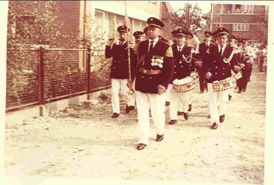 Schützenfest Langenberg Ende der 50iger Jahre. Tambourmajor: Hermann Brormann (†), Erste Reihe von links nach rechts: Hermann Horstkemper(†, Werner Kamin und Hubert Brinkmann (†).