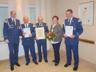 Im Rahmen des Kameradschaftsabend am 16. November 2013 wurde Herr Heinz Schlepphorst als Dank für sein kameradschaftliches und vorbildliches Wirken zum Wohle des Spielmannszuges zum Ehrenmitglied ernannt. Für 25 Jahre Mitgliedschaft wurden Dirk Lütkehellweg und Detlef Meier vom Volksmusikerbund NRW ausgezeichenet. Unser Bild zeigt von links nach rechts: Klaus Schlütermann, Dirk Lütkehellweg, Heinz Schlepphorst, Christa Schlepphorst und Detlef Meier.
