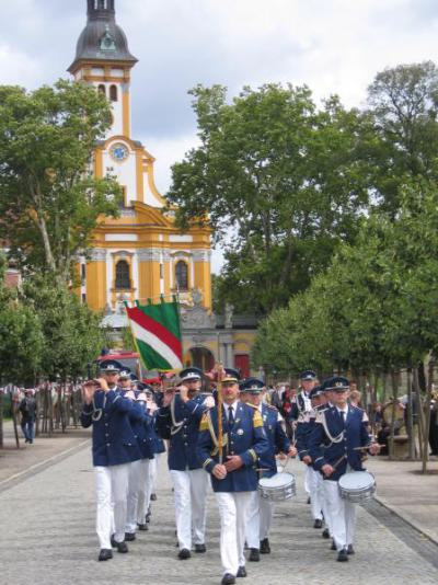 Schützenfest in der Partnergmeinde Neuzelle am 13.08.2005.                                     

Im Hintergrund, die katholische Stiftskirche St. Marien.