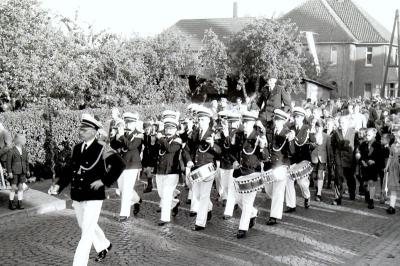 Schützenfest Langenberg 1953 unter der Stabführung von Tambourmajor Alex Strugholtz.